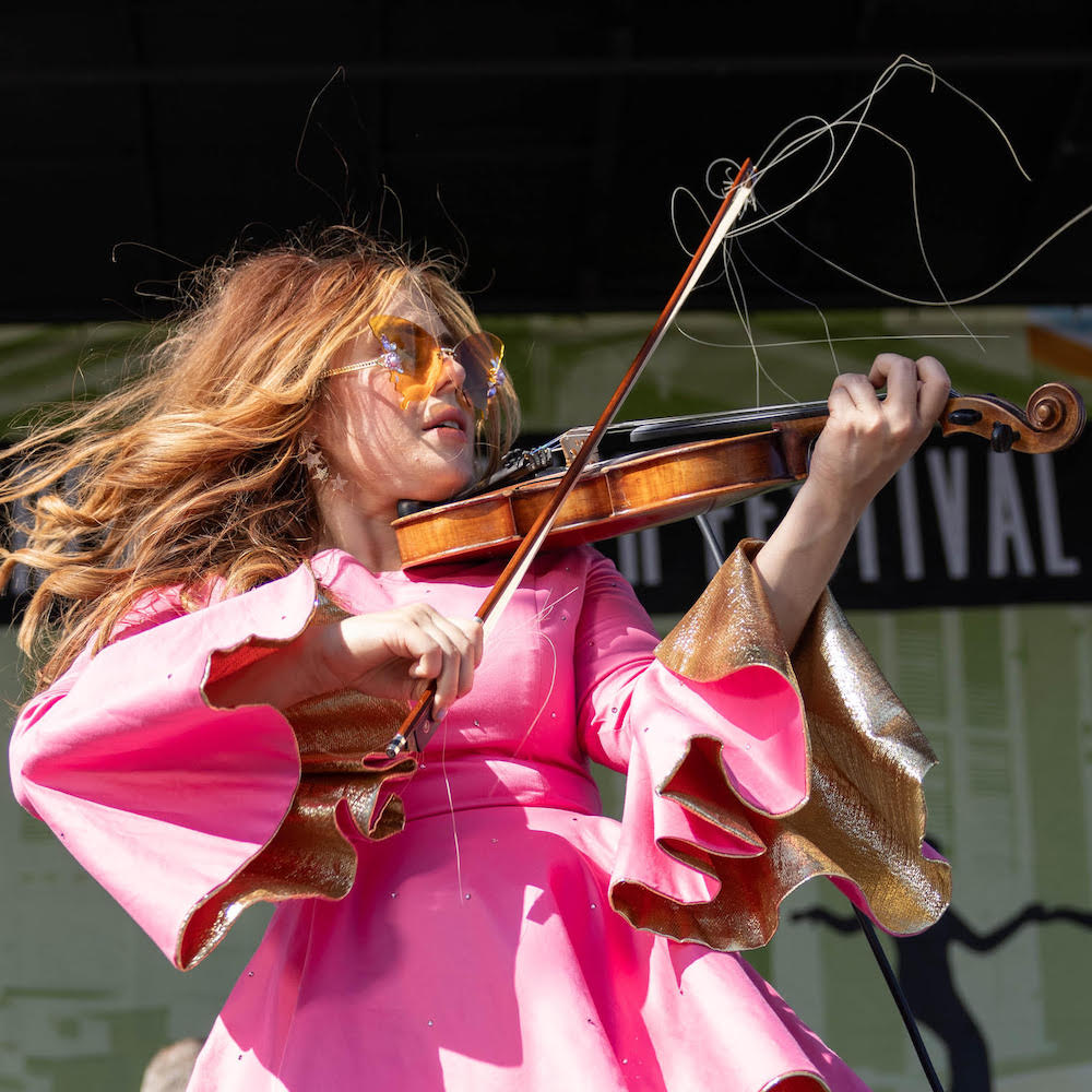 Amanda Shaw playing her fiddle.