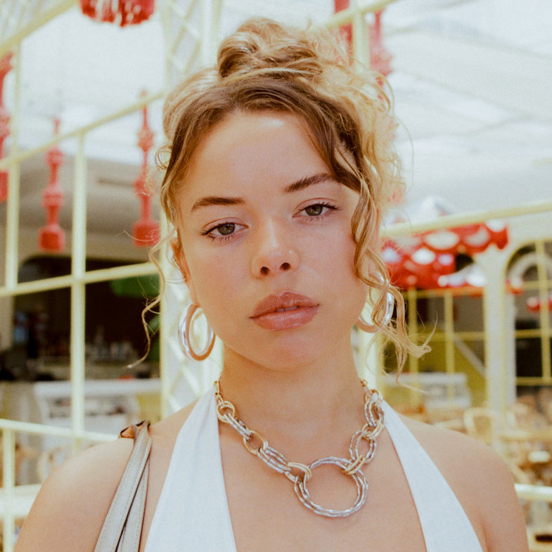 Head shot of Nilüfer Yanya