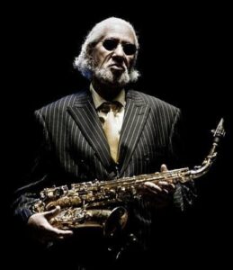 Gary Bartz holding his sax in a dark room.